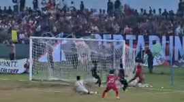 Suasana di Stadion Marilonga Ende saat salah satu pertandingan babak penyisihan Piala Gubernur Liga 4 ETMC XXXIV Tahun 2025