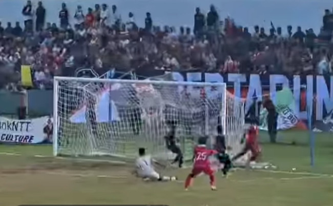 Suasana di Stadion Marilonga Ende saat salah satu pertandingan babak penyisihan Piala Gubernur Liga 4 ETMC XXXIV Tahun 2025