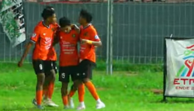 Euforia pemain PSN Ngada usai gol ke gawang Perss Soe di Stadion Marilonga, Senin (24/11)