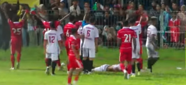 Suasana ketika penonton melempar botol mineral ke lapangan pertandingan