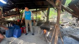 Satresnarkoba Polres Sikka sita moke dari rumah produksi di Jalan Kolombeke Nangalimang, Sabtu (1/11)