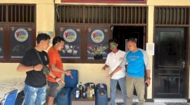 Moke yang disita dari tempat produksi diamankan di ruangan Satresnarkoba Polres Sikka, Sabtu (1/11)