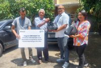 Pimpinan BRI Cabang Maumere I Nyoman Slamet Desrrawan menyerahkan secara simbolis bantuan sembako kepada masyarakat kurang mampu melalui Yayasan Bapa Bangsa, Kamis (11/12)