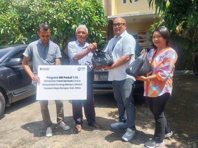Pimpinan BRI Cabang Maumere I Nyoman Slamet Desrrawan menyerahkan secara simbolis bantuan sembako kepada masyarakat kurang mampu melalui Yayasan Bapa Bangsa, Kamis (11/12)