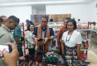 Gubernur NTT Emanurl Melkiades Laka Lena sedang berbelanja di NTT Mart di Maumere, Minggu (14/12)