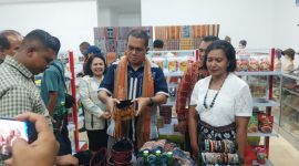 Gubernur NTT Emanurl Melkiades Laka Lena sedang berbelanja di NTT Mart di Maumere, Minggu (14/12)