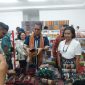 Gubernur NTT Emanurl Melkiades Laka Lena sedang berbelanja di NTT Mart di Maumere, Minggu (14/12)