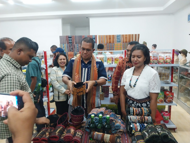 Gubernur NTT Emanurl Melkiades Laka Lena sedang berbelanja di NTT Mart di Maumere, Minggu (14/12)