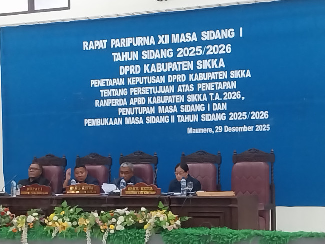Pimpinan DPRD Sikka bersama Bupati dan Wakil Bupati saat Sidang Paripurna Penetapan APBD 2026