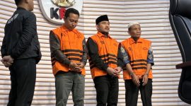 Bupati Bekasi Ade Kuswara Kunang bersama ayahnya yang menjabat Kepala Desa Sukadami Kecamatan Cikarang Selatan Kabupaten Bekasi HM Kunang ditetapkan KPK sebagai tersangka korupsi suap ijon proyek