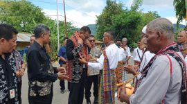Wabup Sikka Simon Subandi Supriadi diterima secara adat saat Musyawarah Antar Desa dalam rangka rencana pemekaran Kecamatan Talibura, Kamis (11/12)