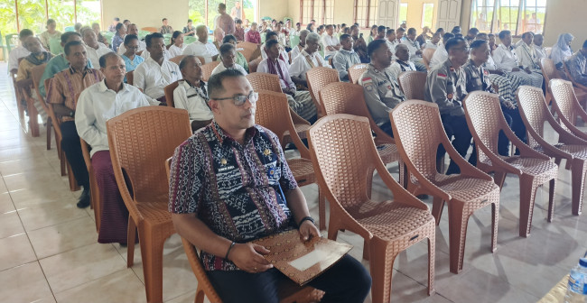 Kabag Pemerintahan Setda Sikka Edmon Bura mengikuti acara pembukaan Musyawarah Antar Desa Pemekaran Kecamatan Talibura, Kamis (11/12)