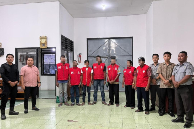 Tersangka pengancaman seorang Imam Katolik ditahan di Rutan Maumere, Jumat (12/12)