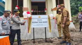 Kapolres Sikka AKBP Bambang Supeno dan Bupati Sikka Juventus Prima Yoris Kago membuka selubung papan nama Pospam Tana Wawo, Senin (22/12)