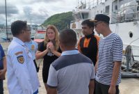 Tampak Ortuno Andrea mendukung upaya kemanusiaan pencarian suami dan 4 anaknya yang hilang di Perairan Pulau Padar, Minggu (28/12)