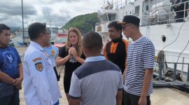 Tampak Ortuno Andrea mendukung upaya kemanusiaan pencarian suami dan 4 anaknya yang hilang di Perairan Pulau Padar, Minggu (28/12)