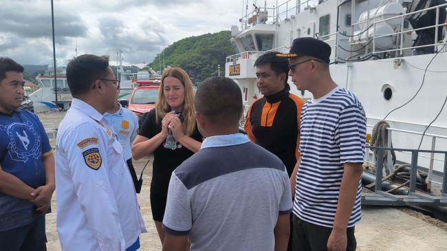 Tampak Ortuno Andrea mendukung upaya kemanusiaan pencarian suami dan 4 anaknya yang hilang di Perairan Pulau Padar, Minggu (28/12)