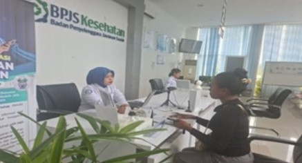 Maria Nila Avenia, peserta Program JKN, sedang konsultasi di Kantor BPJS Kesehatan Cabang Maumere