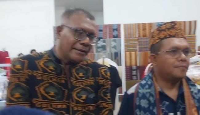 Wakil Bupati Sikka Simon Subandi Supriadi bersama Gubernur NTT Emanuel Melkiades Laka Lena saat launching NTT Mart, Minggu (14/12)