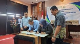 Kepala BPJS Kesehatan Cabang Maumere Dina Anjayani dan Kepala Kejaksaan Negeri Sikka Armadha Tangdibali menandatangani MoU Bidang Perdata dan TUN, Selasa (2/12)