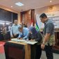 Kepala BPJS Kesehatan Cabang Maumere Dina Anjayani dan Kepala Kejaksaan Negeri Sikka Armadha Tangdibali menandatangani MoU Bidang Perdata dan TUN, Selasa (2/12)