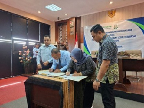 Kepala BPJS Kesehatan Cabang Maumere Dina Anjayani dan Kepala Kejaksaan Negeri Sikka Armadha Tangdibali menandatangani MoU Bidang Perdata dan TUN, Selasa (2/12)