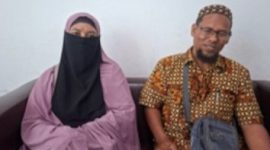 Hamja bersama istri mengurusi kepesertaan JKN anaknya yang sudah tidak aktif di Kantor BPJS Kesehatan Cabang Maumere