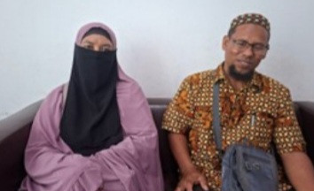 Hamja bersama istri mengurusi kepesertaan JKN anaknya yang sudah tidak aktif di Kantor BPJS Kesehatan Cabang Maumere