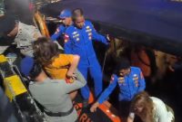 Tim SAR Gabungan evakuasi penumpang KM Putri Sakinah yang tenggelam di Pulau Padar, Jumat (26/12)