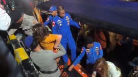 Tim SAR Gabungan evakuasi penumpang KM Putri Sakinah yang tenggelam di Pulau Padar, Jumat (26/12)