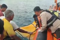 Jenazah korban dalam kantong mayat hendak dievakuasi ke rumah sakit