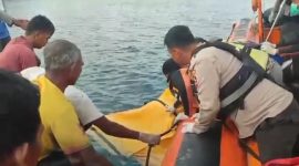 Jenazah korban dalam kantong mayat hendak dievakuasi ke rumah sakit