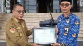 Kepala BPS Ende I Made Suartana menyerahkan hasil survei Kajian Dampak Ekonomi Piala Gubernur Liga 4 ETMC XXXIV Tahun 2025 kepada Bupati Ende, Senin (22/12)