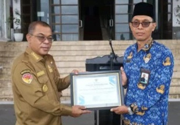 Kepala BPS Ende I Made Suartana menyerahkan hasil survei Kajian Dampak Ekonomi Piala Gubernur Liga 4 ETMC XXXIV Tahun 2025 kepada Bupati Ende, Senin (22/12)