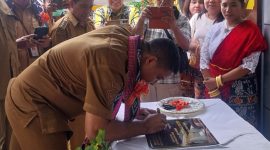 Bupati Sikka Juventus Prima Yoris Kago menandatangani prasasti pengresmian Puskesmas Nanga, Selasa (20/1)