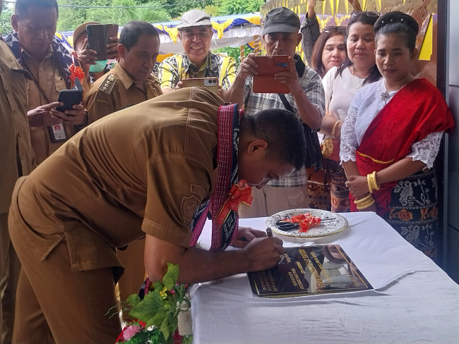 Bupati Sikka Juventus Prima Yoris Kago menandatangani prasasti pengresmian Puskesmas Nanga, Selasa (20/1)