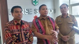 Ketua DPRD Sikka Stef Sumandi, Bupati Sikka Juventus Prima Yoris Kago dan Kadis Kesehatan Petrus Herlemus memberikan keterangan pers saat pengresmian Puskesmas Nanga, Selasa (20/1)