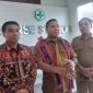 Ketua DPRD Sikka Stef Sumandi, Bupati Sikka Juventus Prima Yoris Kago dan Kadis Kesehatan Petrus Herlemus memberikan keterangan pers saat pengresmian Puskesmas Nanga, Selasa (20/1)