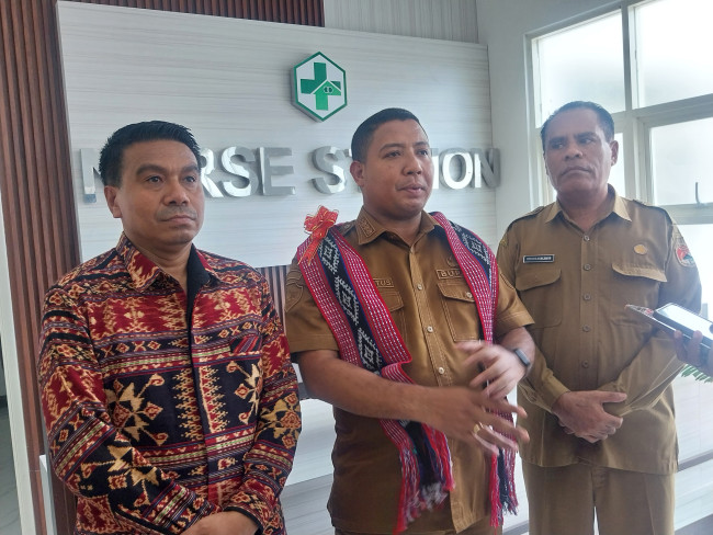Ketua DPRD Sikka Stef Sumandi, Bupati Sikka Juventus Prima Yoris Kago dan Kadis Kesehatan Petrus Herlemus memberikan keterangan pers saat pengresmian Puskesmas Nanga, Selasa (20/1)