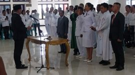 Bupati Sikka Juventus Prima Yoris Kago melantik Camat dan Lurah, Rabu (28/1)