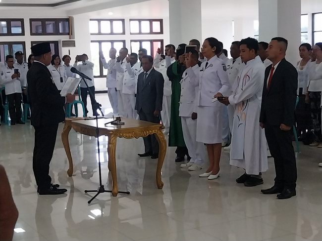 Bupati Sikka Juventus Prima Yoris Kago melantik Camat dan Lurah, Rabu (28/1)
