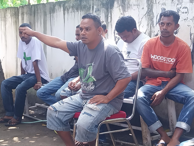 Galang, sopir angkuran kota protes atas tidak beresnya penertiban di Terninal Lokaria, Kamis (29/1)