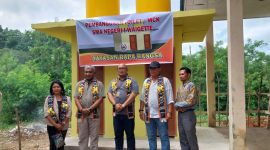 Ketua Partai Golkar Sikka Gorgonius Nago Bapa mewakili Melchias Mekeng menyerahkan bantuan 2 unit MCK untuk SMS Negeri 1 Waigete, Jumat (30/1)