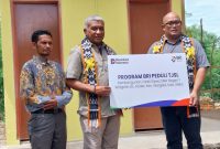 Kepala BRI Maumere I Nyoman Slamet Destrawan menyerahkan simbolis bantuan pembangunan MCK SMA Negeri 1 Waigete, Jumat (30/1)