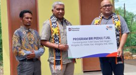 Kepala BRI Maumere I Nyoman Slamet Destrawan menyerahkan simbolis bantuan pembangunan MCK SMA Negeri 1 Waigete, Jumat (30/1)