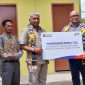 Kepala BRI Maumere I Nyoman Slamet Destrawan menyerahkan simbolis bantuan pembangunan MCK SMA Negeri 1 Waigete, Jumat (30/1)
