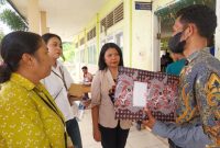 Pelaksana Tugas Kepala SMA Negeri 1 Waigete Abdon Don Weris sedang berbincang santai dengan beberapa staf Kantor BRI Maumere, Jumat (30/1)