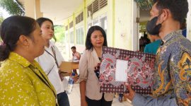 Pelaksana Tugas Kepala SMA Negeri 1 Waigete Abdon Don Weris sedang berbincang santai dengan beberapa staf Kantor BRI Maumere, Jumat (30/1)