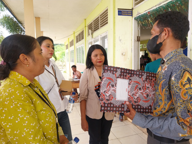 Pelaksana Tugas Kepala SMA Negeri 1 Waigete Abdon Don Weris sedang berbincang santai dengan beberapa staf Kantor BRI Maumere, Jumat (30/1)
