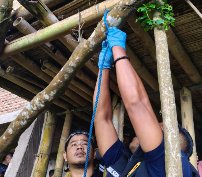 Polisi sedang melakukan oleh tempat kejadian peristiwa gantung diri di Dusun Natawulu Kabupaten Sikka (1/1)